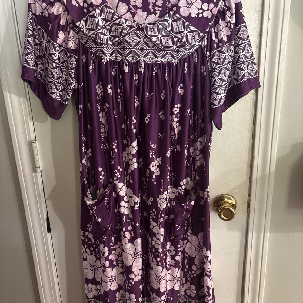 Women’s silky Mu Mu purple house coat, dress size small #nwot#loungewear#cozy